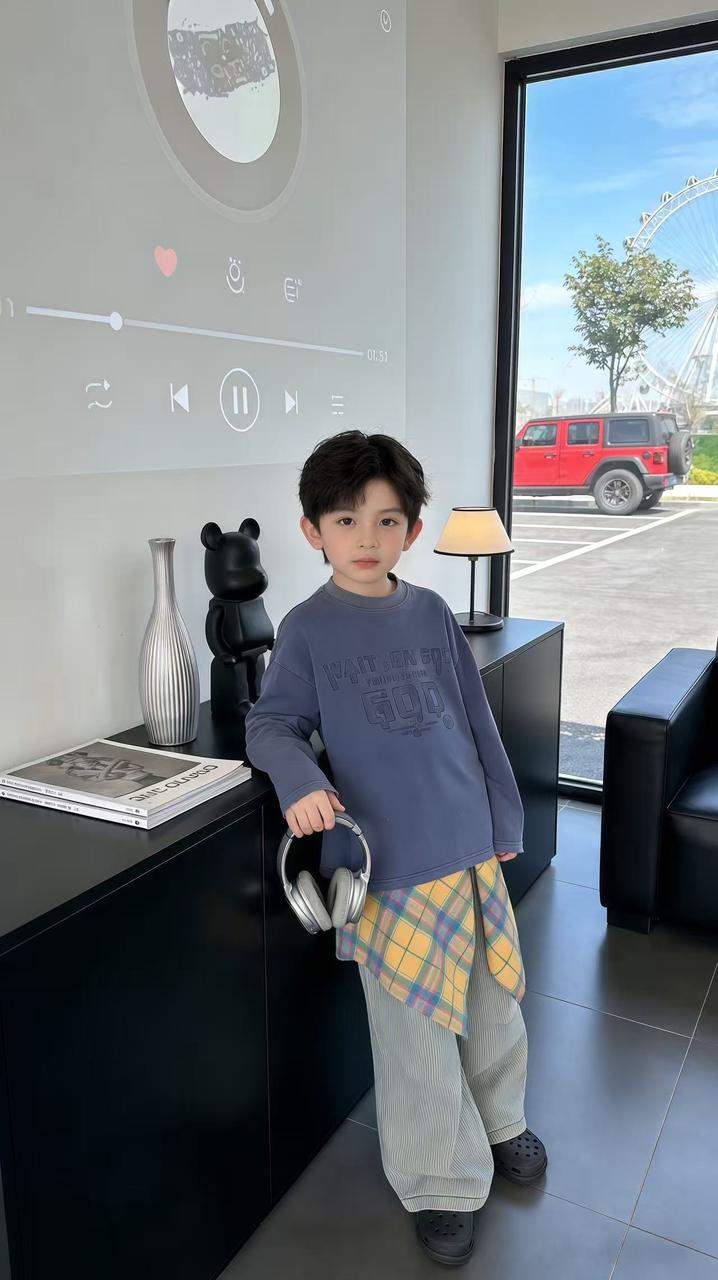 男童穿搭 AI 童装提示词 6 Qwen Image 프롬프트 예시: 男童穿搭场景的 AI 童装图片提示词,适合童装店、小红书图文、电商主图和儿童穿搭内容生成 9:16 竖版氛围图。