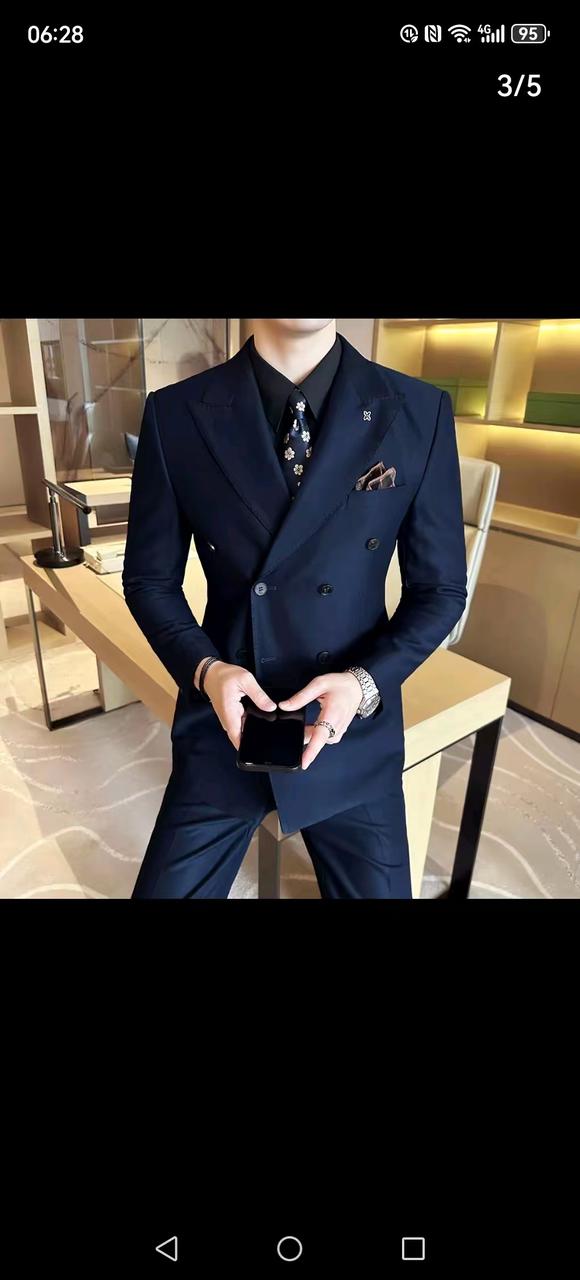 男装店展示 AI 男装提示词 1 Qwen Image 프롬프트 예시: 男装店展示场景的 AI 男装图片提示词,适合男装店、小红书图文、电商主图和男士穿搭内容生成 9:16 竖版氛围图。