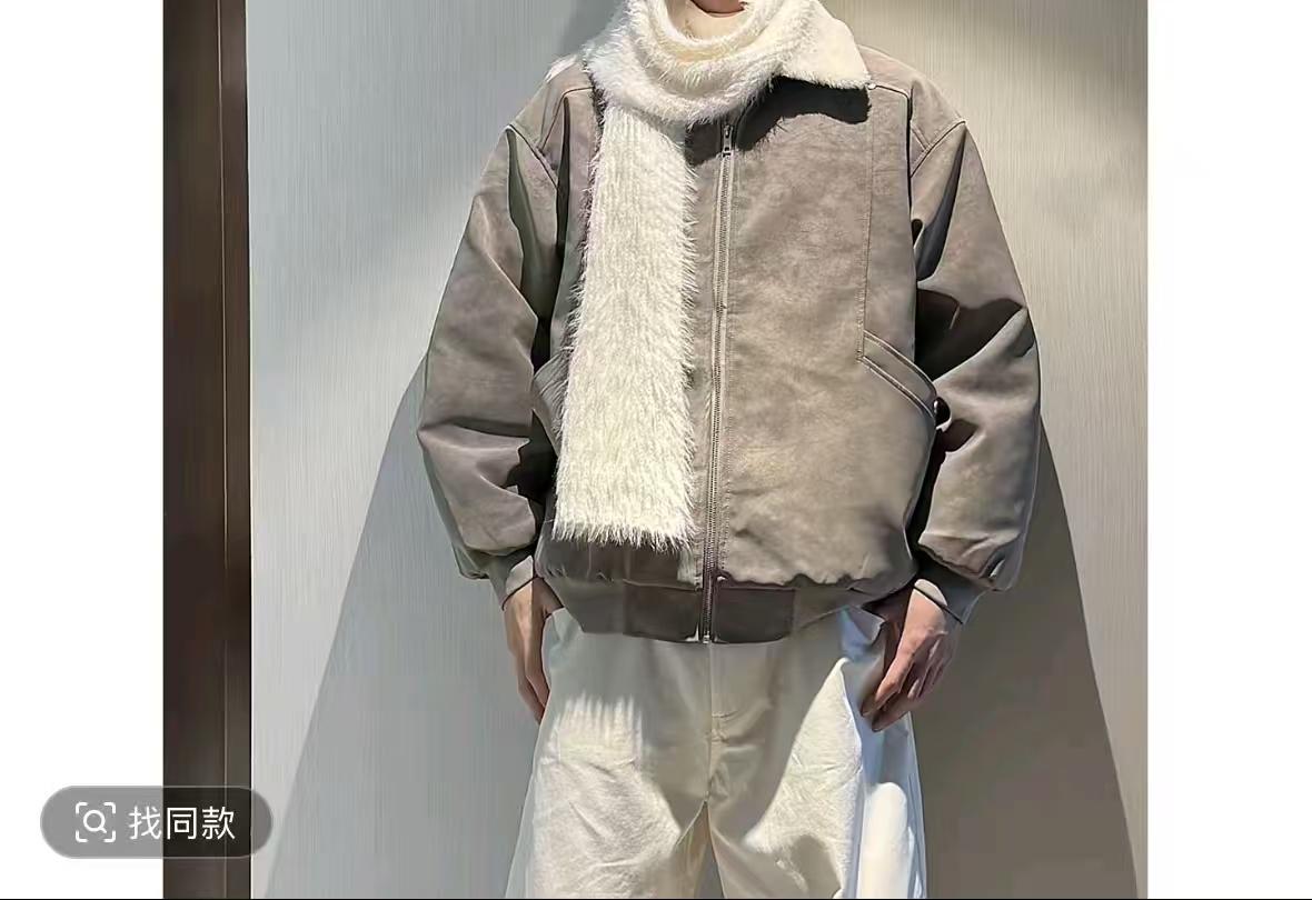 AI 男装提示词 4 Qwen Image 프롬프트 예시: AI 男装场景的 AI 男装图片提示词,适合男装店、小红书图文、电商主图和男士穿搭内容生成 9:16 竖版氛围图。