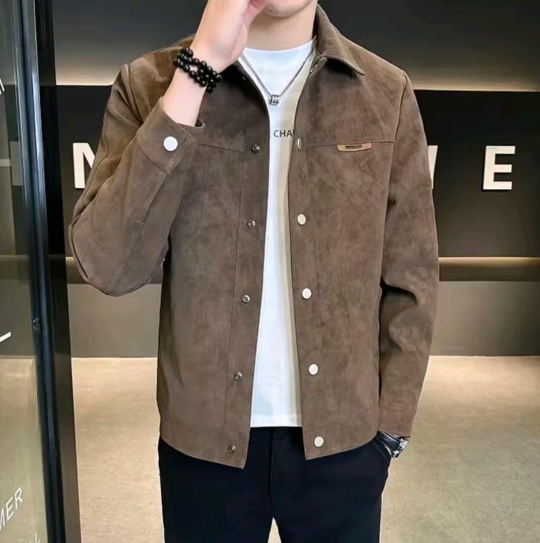 工装机能男装 AI 男装提示词 14 的 Qwen Image 提示词示例图:工装机能男装场景的 AI 男装图片提示词,适合男装店、小红书图文、电商主图和男士穿搭内容生成 9:16 竖版氛围图。