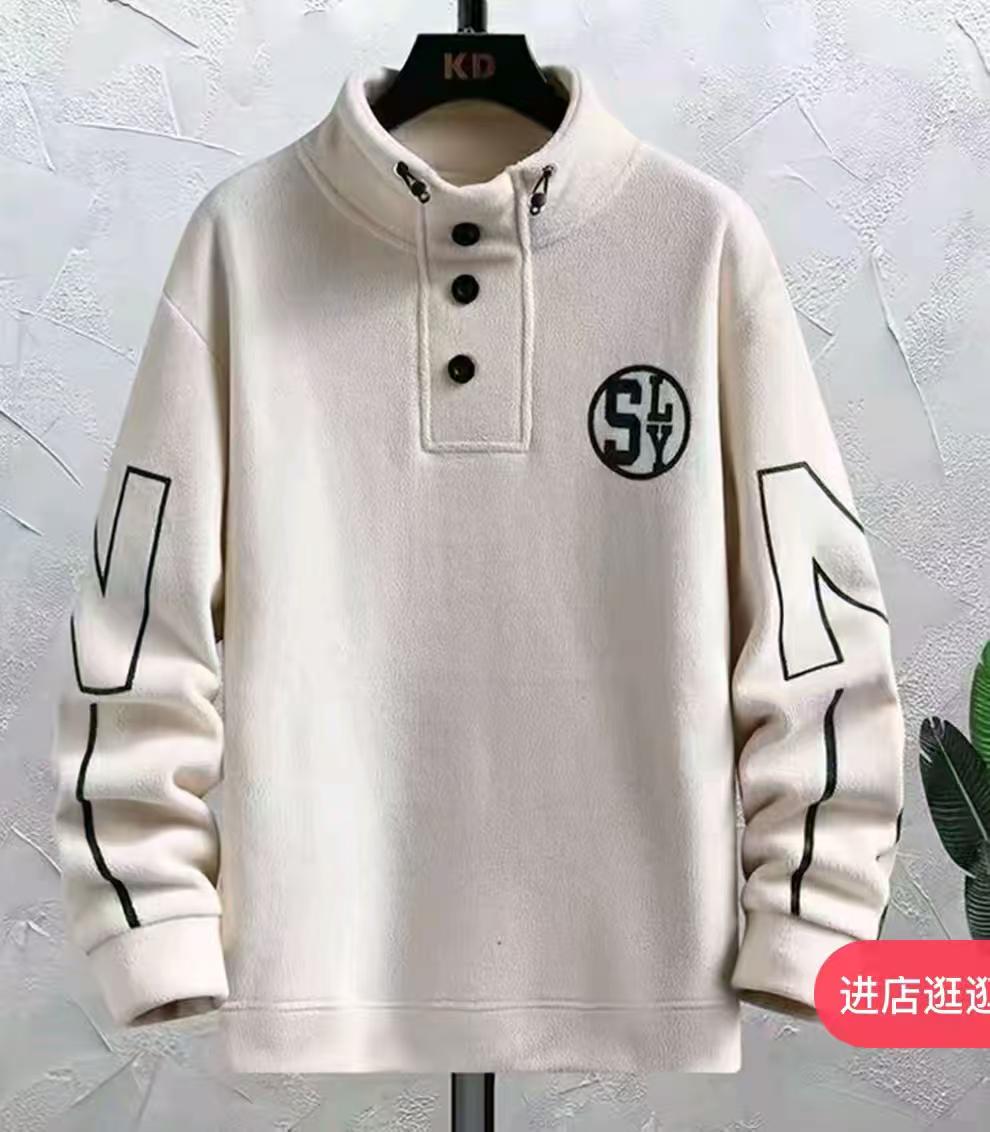 男装街拍 AI 男装提示词 24 Qwen Image prompt example: 男装街拍场景的 AI 男装图片提示词,适合男装店、小红书图文、电商主图和男士穿搭内容生成 9:16 竖版氛围图。