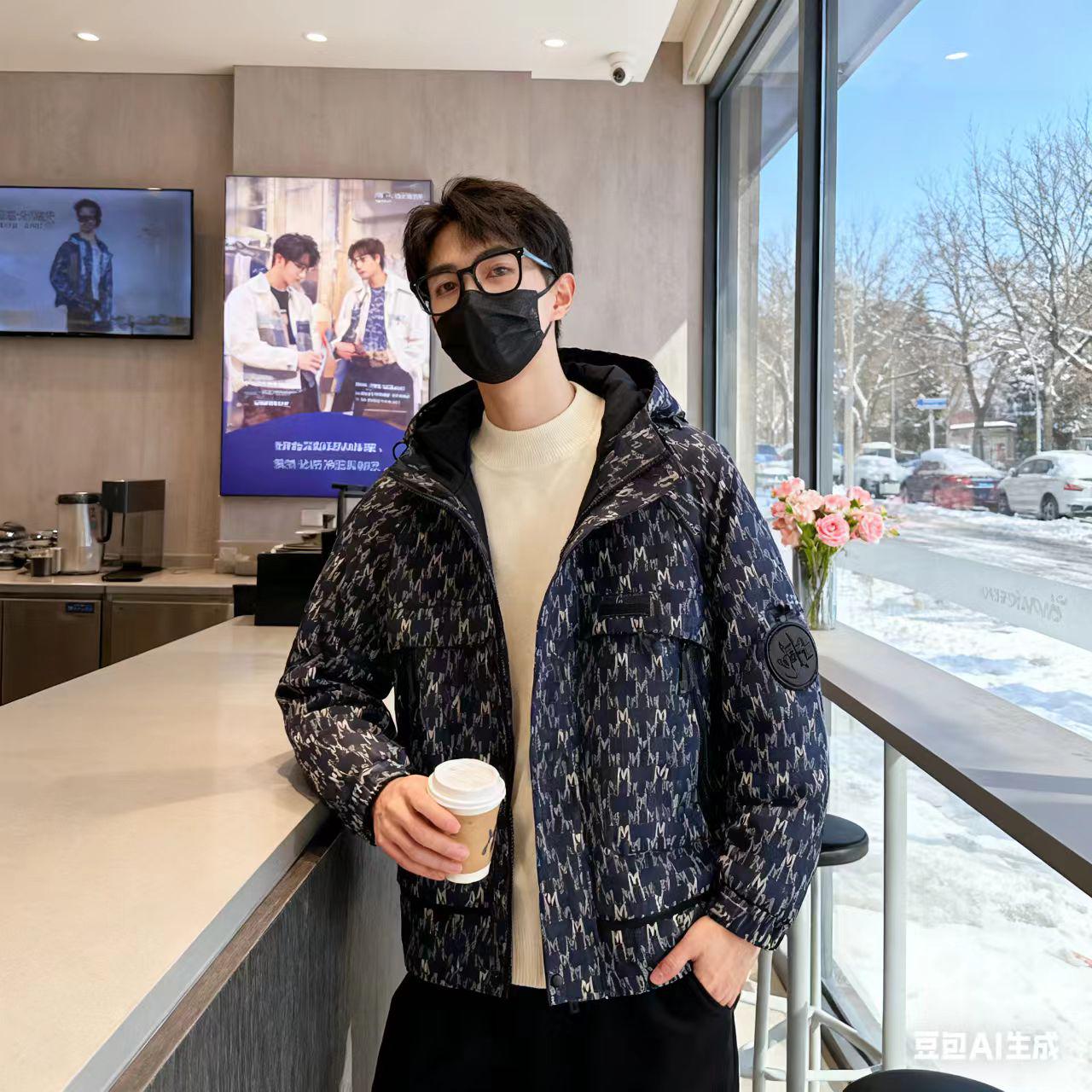 工装机能男装 AI 男装提示词 56 Qwen Image 프롬프트 예시 변형 2: 工装机能男装场景的 AI 男装图片提示词,适合男装店、小红书图文、电商主图和男士穿搭内容生成 9:16 竖版氛围图。