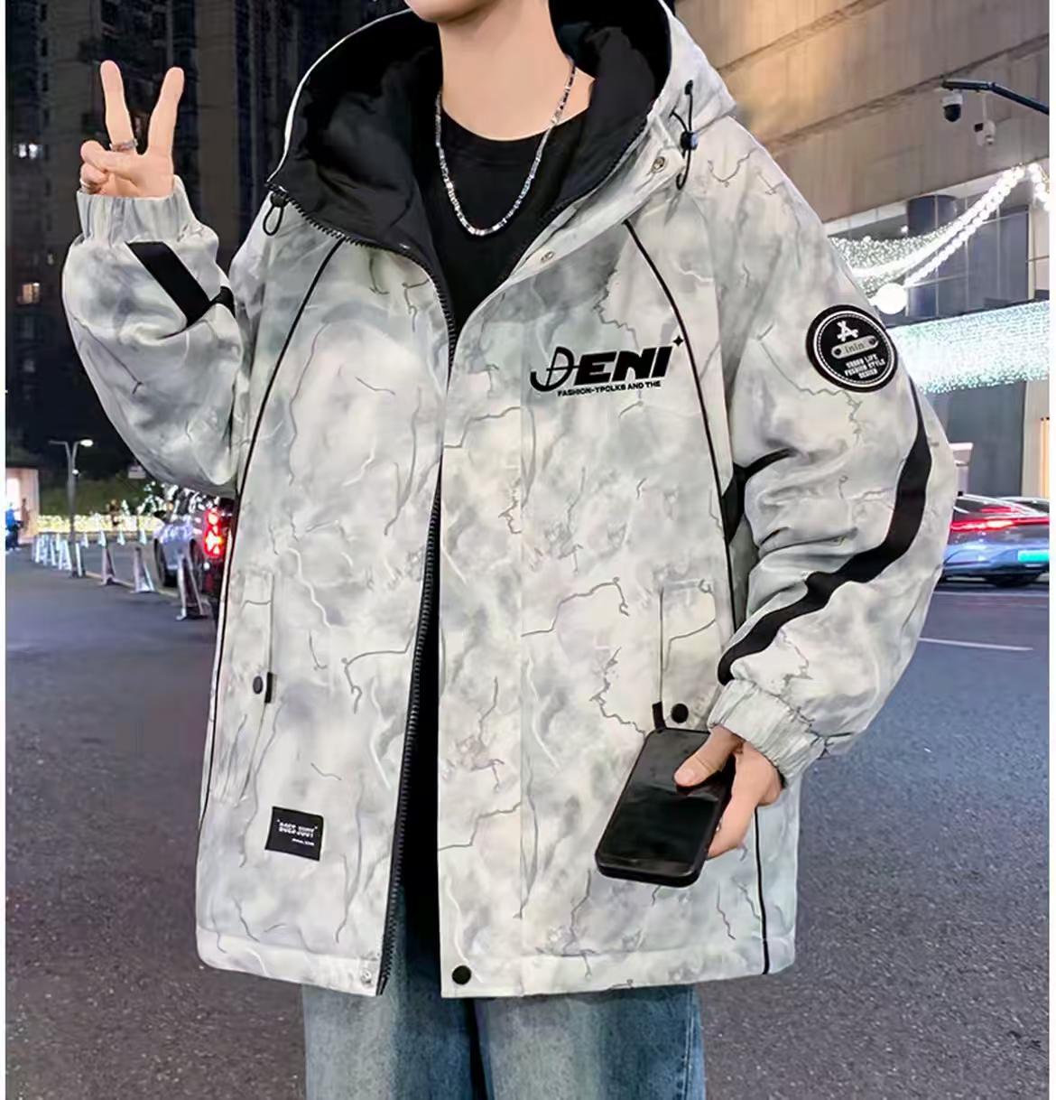 工装机能男装 AI 男装提示词 62 GPT Image 2 prompt example: 工装机能男装场景的 AI 男装图片提示词,适合男装店、小红书图文、电商主图和男士穿搭内容生成 9:16 竖版氛围图。