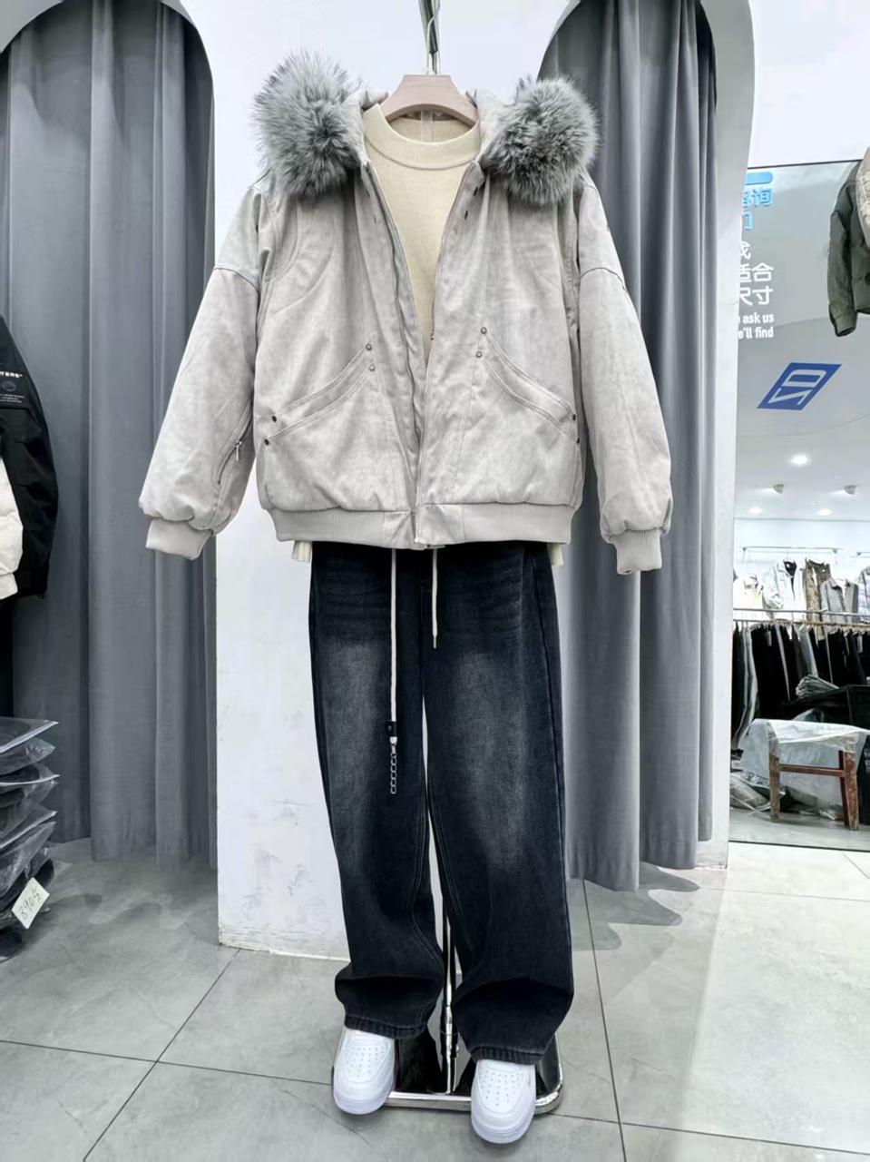 工装机能男装 AI 男装提示词 64 Qwen Image 프롬프트 예시: 工装机能男装场景的 AI 男装图片提示词,适合男装店、小红书图文、电商主图和男士穿搭内容生成 9:16 竖版氛围图。