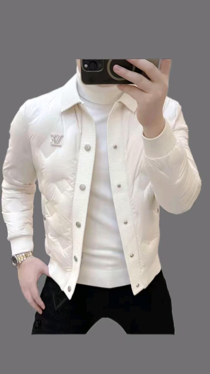工装机能男装 AI 男装提示词 67 Qwen Image prompt example: 工装机能男装场景的 AI 男装图片提示词,适合男装店、小红书图文、电商主图和男士穿搭内容生成 9:16 竖版氛围图。