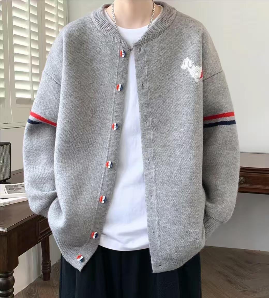 男装街拍 AI 男装提示词 40 Qwen Image prompt example: 男装街拍场景的 AI 男装图片提示词,适合男装店、小红书图文、电商主图和男士穿搭内容生成 9:16 竖版氛围图。
