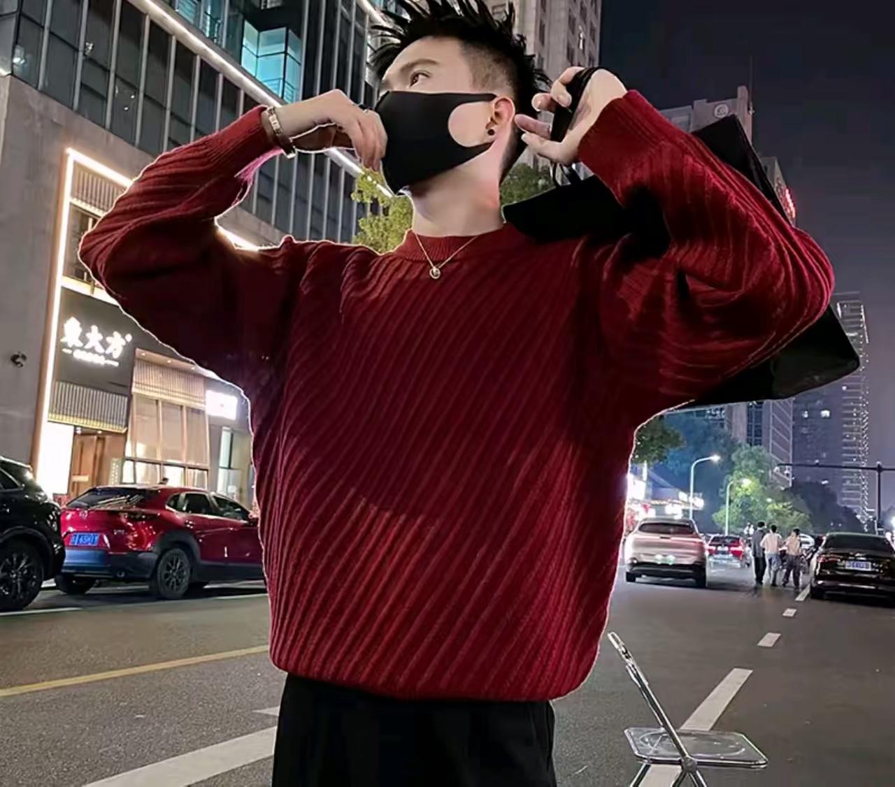 男装街拍 AI 男装提示词 41 Qwen Image prompt example: 男装街拍场景的 AI 男装图片提示词,适合男装店、小红书图文、电商主图和男士穿搭内容生成 9:16 竖版氛围图。