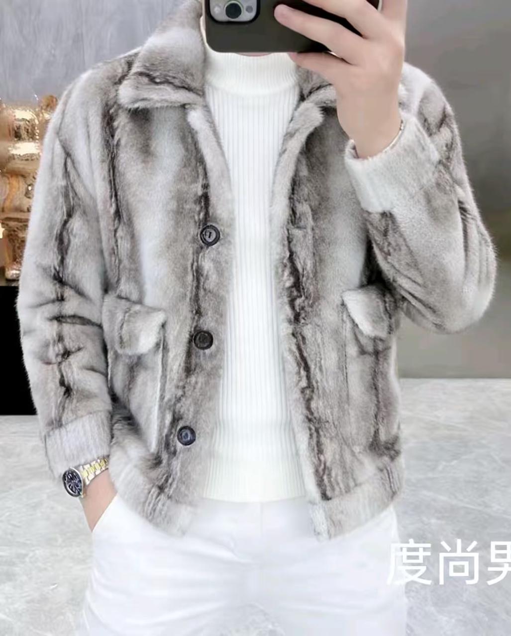 男装街拍 AI 男装提示词 42 Qwen Image 프롬프트 예시: 男装街拍场景的 AI 男装图片提示词,适合男装店、小红书图文、电商主图和男士穿搭内容生成 9:16 竖版氛围图。