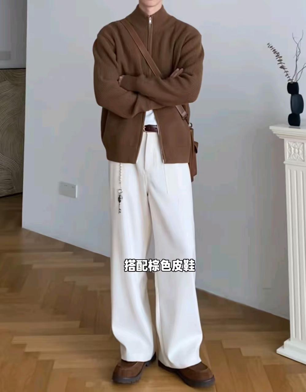 工装机能男装 AI 男装提示词 74 のQwen Imageプロンプト例: 工装机能男装场景的 AI 男装图片提示词,适合男装店、小红书图文、电商主图和男士穿搭内容生成 9:16 竖版氛围图。