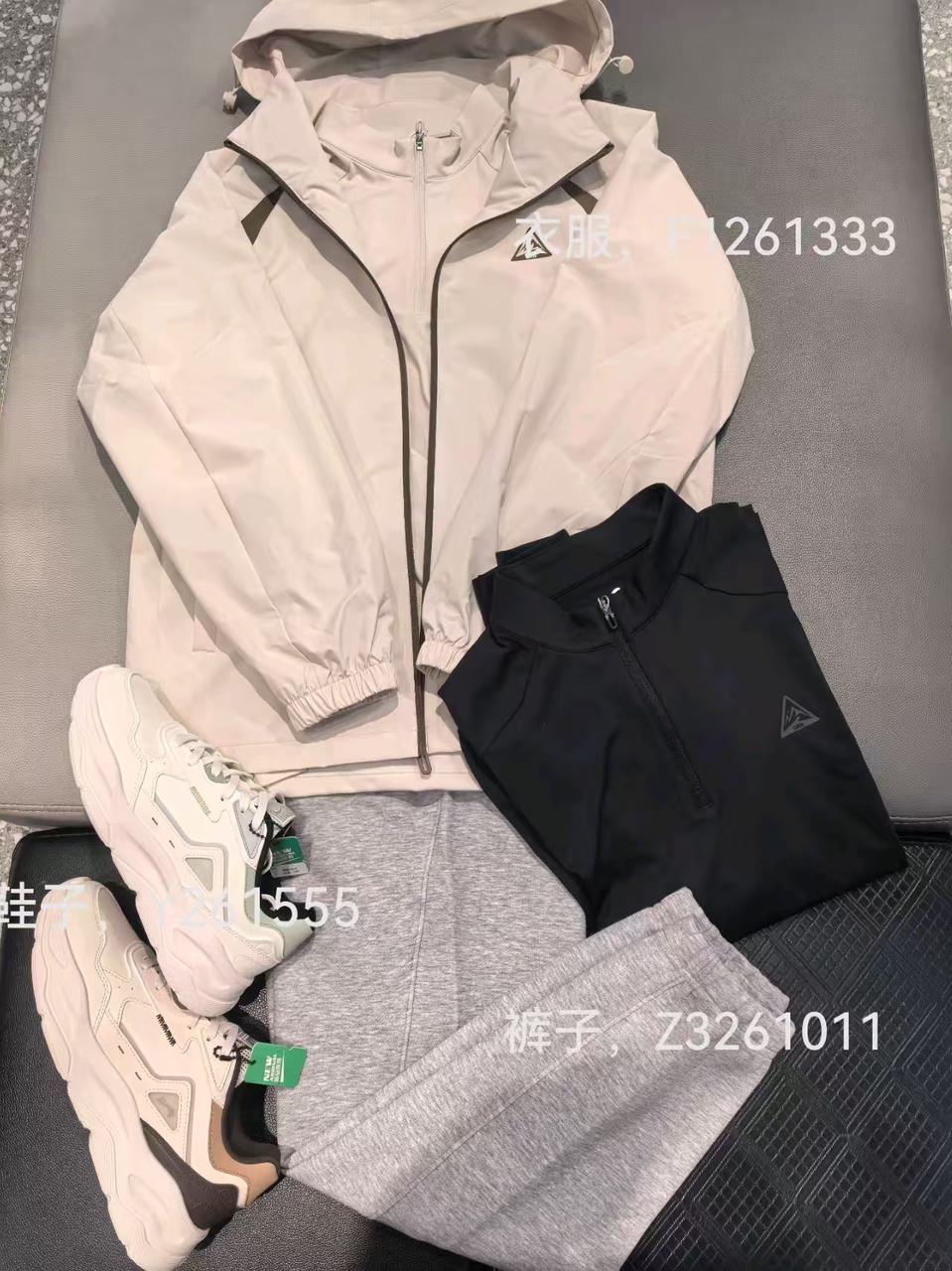 男装街拍 AI 男装提示词 47 Qwen Image prompt example: 男装街拍场景的 AI 男装图片提示词,适合男装店、小红书图文、电商主图和男士穿搭内容生成 9:16 竖版氛围图。