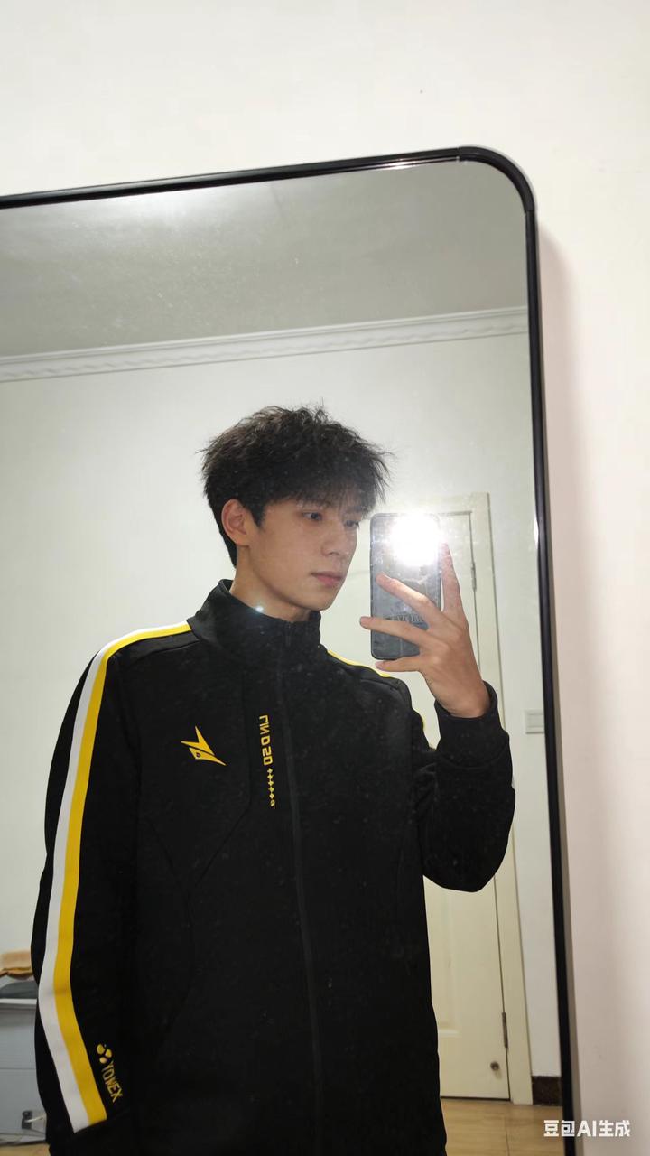 男装对镜自拍 AI 男装提示词 22 Qwen Image prompt example variation 2: 男装对镜自拍场景的 AI 男装图片提示词,适合男装店、小红书图文、电商主图和男士穿搭内容生成 9:16 竖版氛围图。