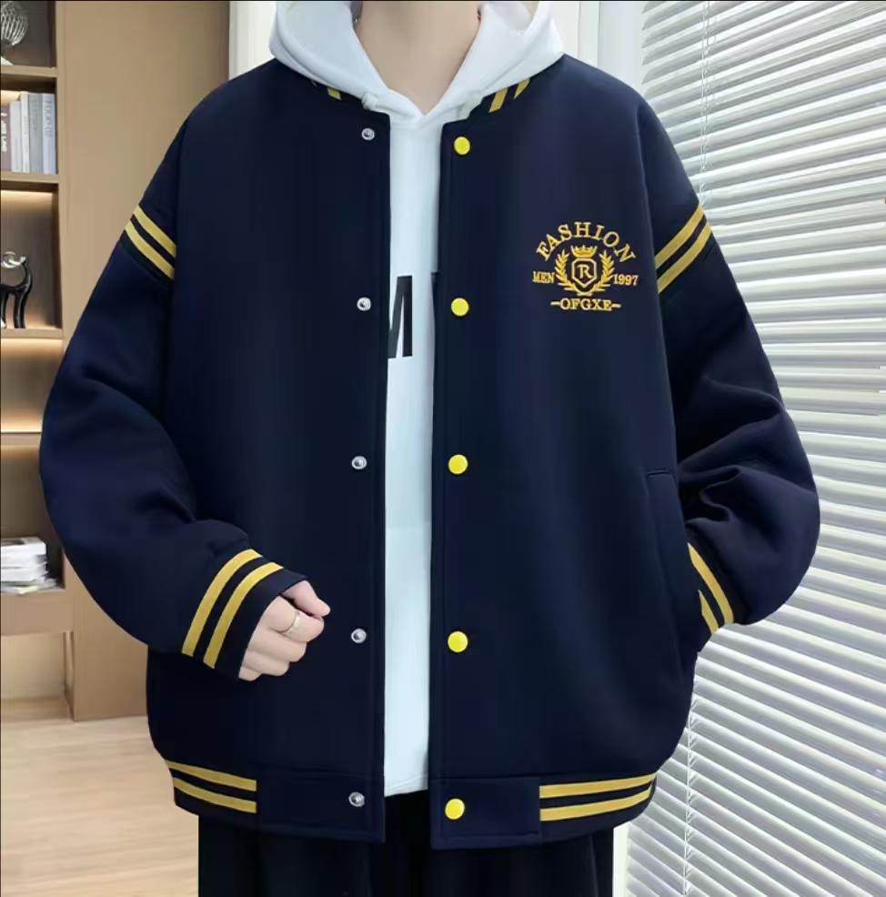 男装街拍 AI 男装提示词 51 Qwen Image prompt example: 男装街拍场景的 AI 男装图片提示词,适合男装店、小红书图文、电商主图和男士穿搭内容生成 9:16 竖版氛围图。