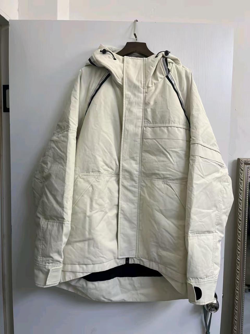 男装对镜自拍 AI 男装提示词 26 Qwen Image prompt example: 男装对镜自拍场景的 AI 男装图片提示词,适合男装店、小红书图文、电商主图和男士穿搭内容生成 9:16 竖版氛围图。