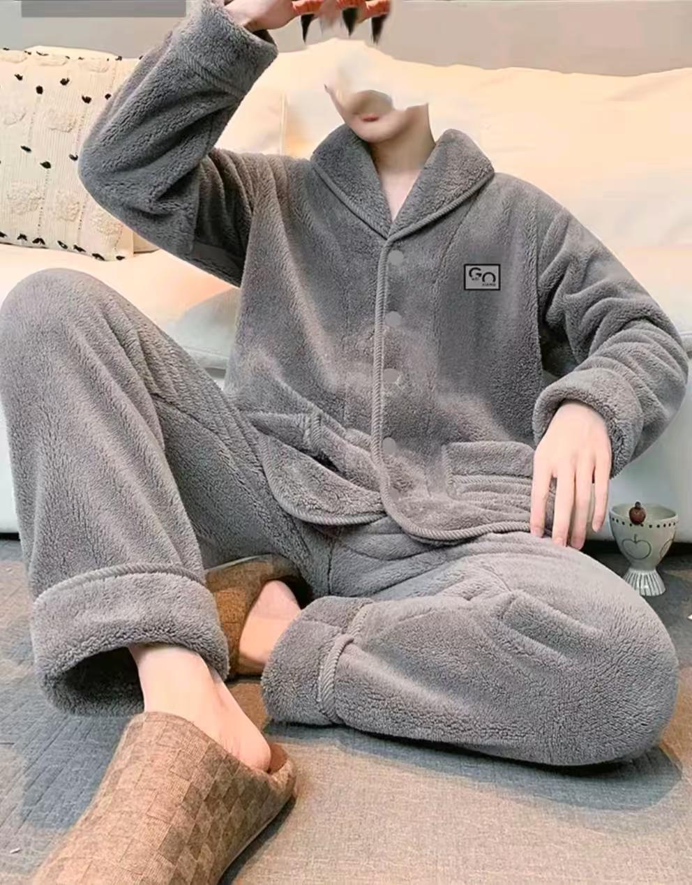 男装写真 AI 男装提示词 21 Qwen Image prompt example: 男装写真场景的 AI 男装图片提示词,适合男装店、小红书图文、电商主图和男士穿搭内容生成 9:16 竖版氛围图。