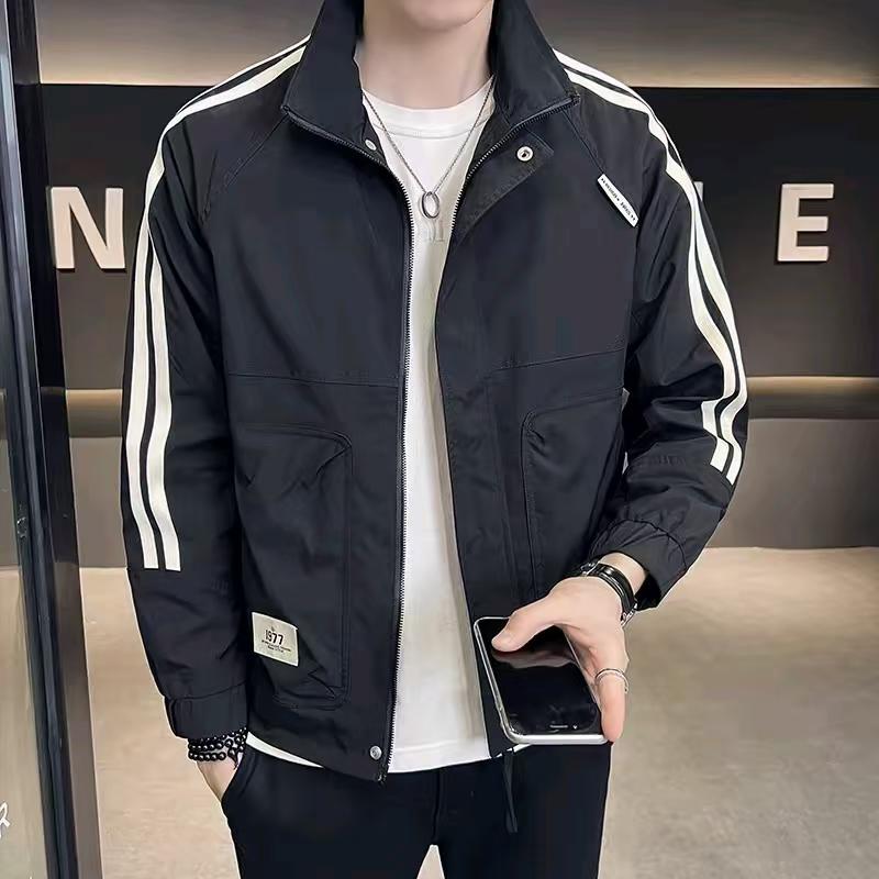 工装机能男装 AI 男装提示词 107 Qwen Image prompt example: 工装机能男装场景的 AI 男装图片提示词,适合男装店、小红书图文、电商主图和男士穿搭内容生成 9:16 竖版氛围图。
