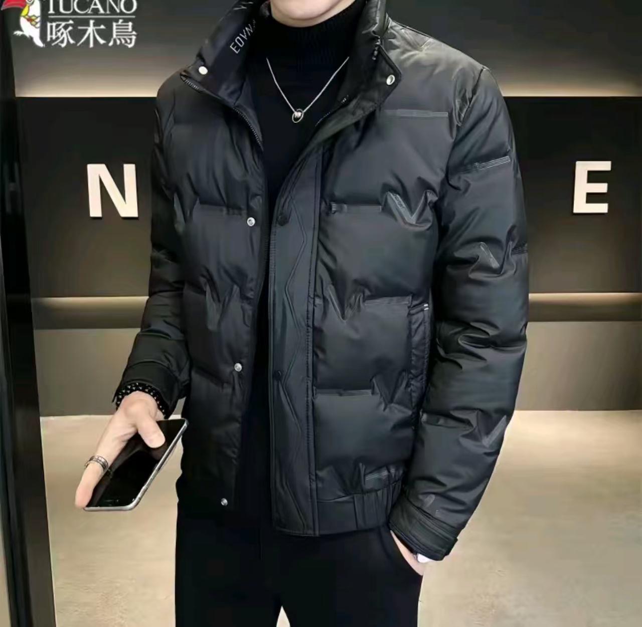男装写真 AI 男装提示词 22 のQwen Imageプロンプト例: 男装写真场景的 AI 男装图片提示词,适合男装店、小红书图文、电商主图和男士穿搭内容生成 9:16 竖版氛围图。