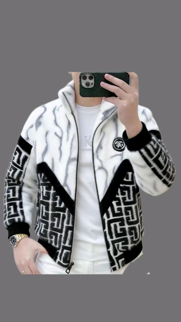 男装写真 AI 男装提示词 24 Qwen Image prompt example: 男装写真场景的 AI 男装图片提示词,适合男装店、小红书图文、电商主图和男士穿搭内容生成 9:16 竖版氛围图。