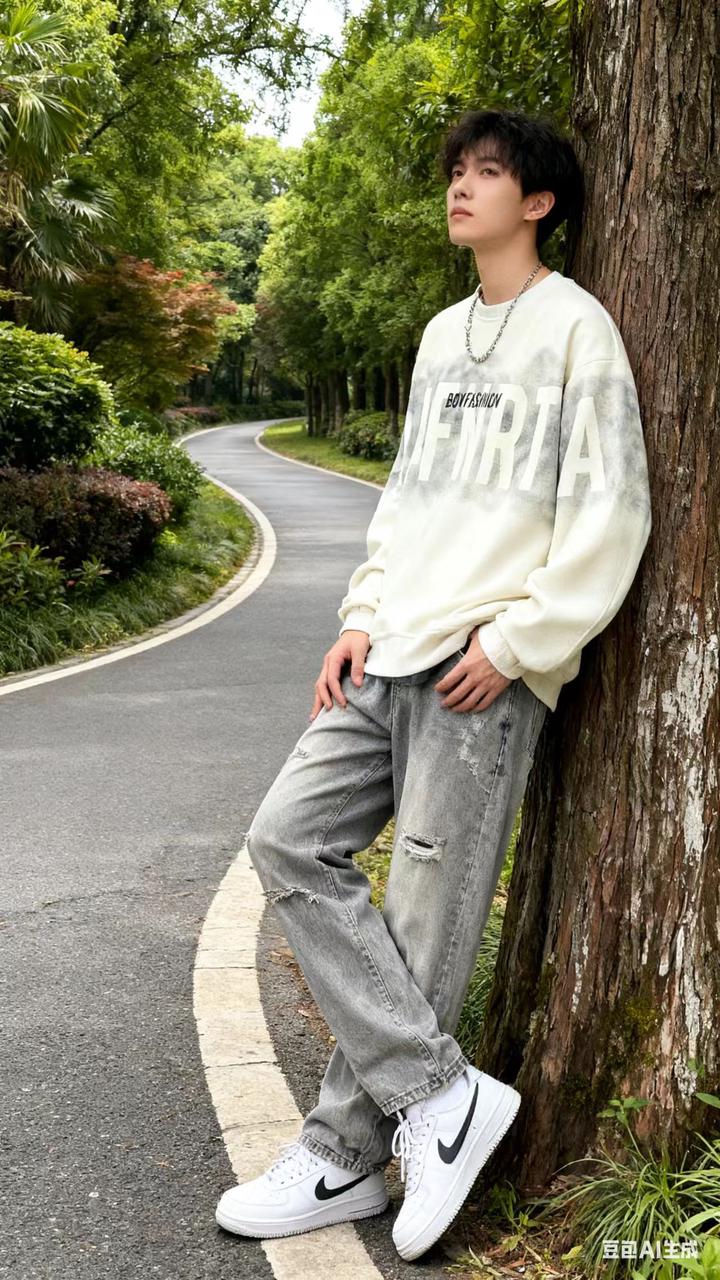 工装机能男装 AI 男装提示词 121 のQwen Imageプロンプト例 バリエーション 2: 工装机能男装场景的 AI 男装图片提示词,适合男装店、小红书图文、电商主图和男士穿搭内容生成 9:16 竖版氛围图。