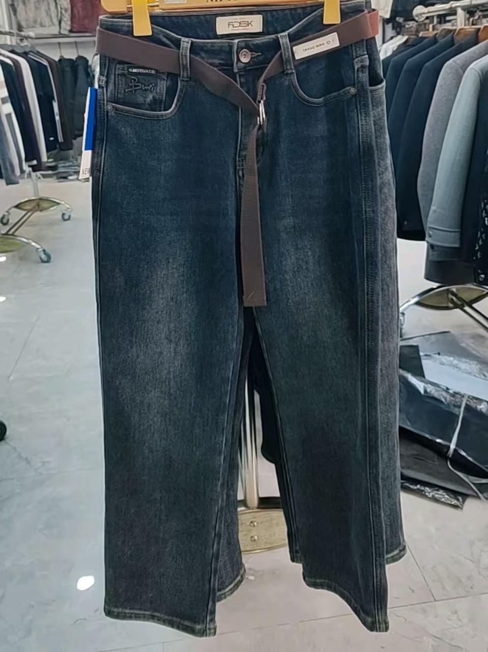 工装机能男装 AI 男装提示词 124 GPT Image 2 prompt example variation 2: 工装机能男装场景的 AI 男装图片提示词,适合男装店、小红书图文、电商主图和男士穿搭内容生成 9:16 竖版氛围图。