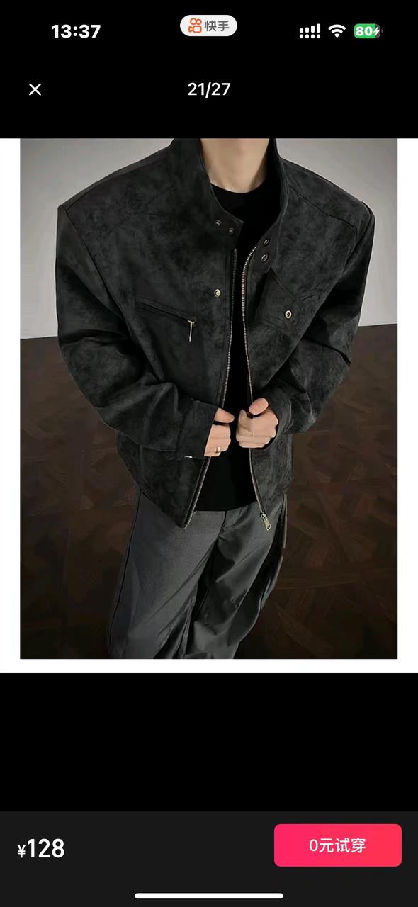 工装机能男装 AI 男装提示词 135 Qwen Image prompt example: 工装机能男装场景的 AI 男装图片提示词,适合男装店、小红书图文、电商主图和男士穿搭内容生成 9:16 竖版氛围图。