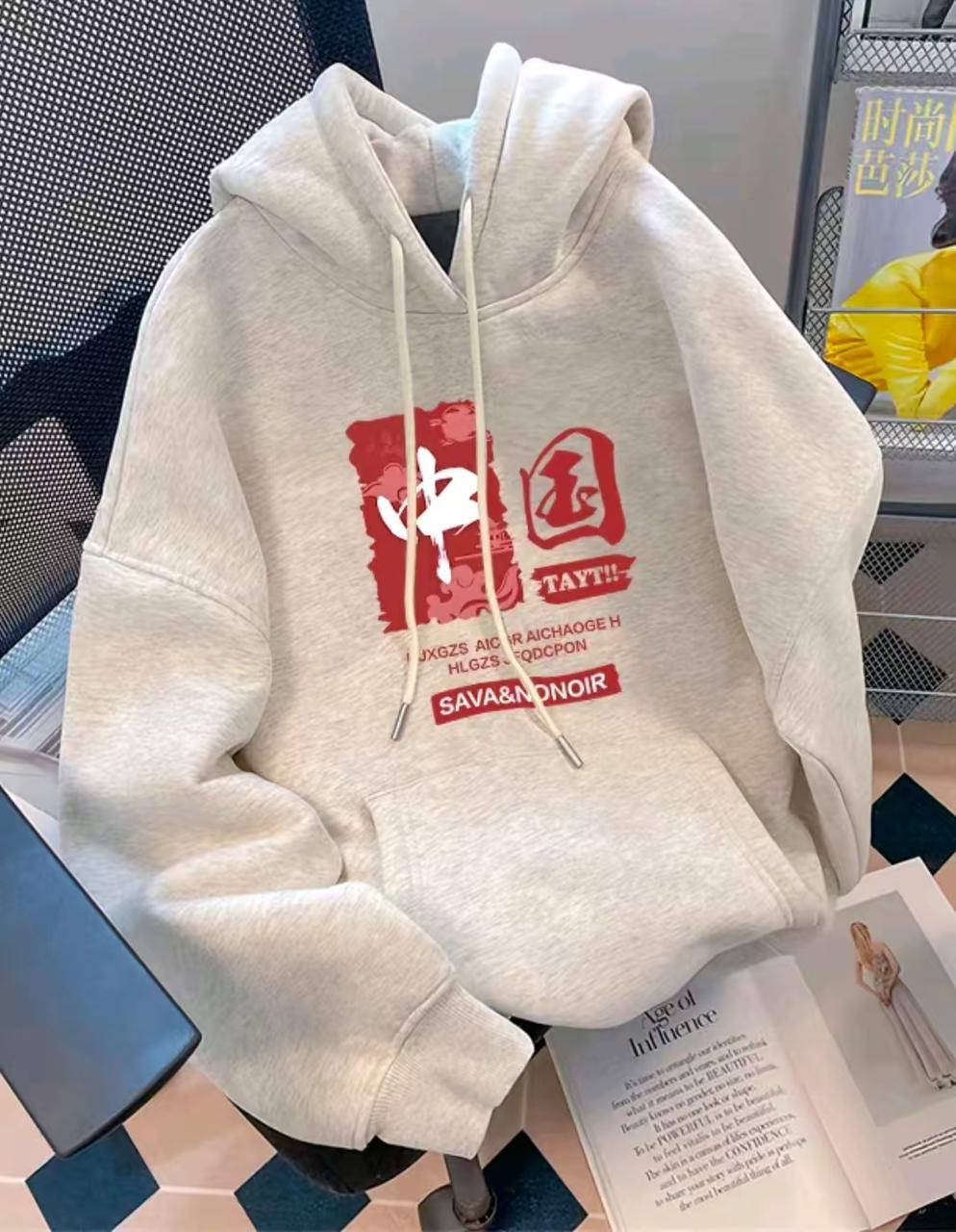 工装机能男装 AI 男装提示词 141 Qwen Image prompt example: 工装机能男装场景的 AI 男装图片提示词,适合男装店、小红书图文、电商主图和男士穿搭内容生成 9:16 竖版氛围图。