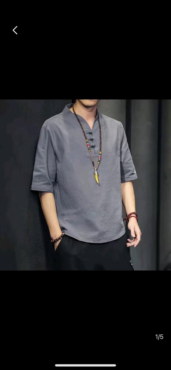 男装写真 AI 男装提示词 34 Qwen Image prompt example: 男装写真场景的 AI 男装图片提示词,适合男装店、小红书图文、电商主图和男士穿搭内容生成 9:16 竖版氛围图。