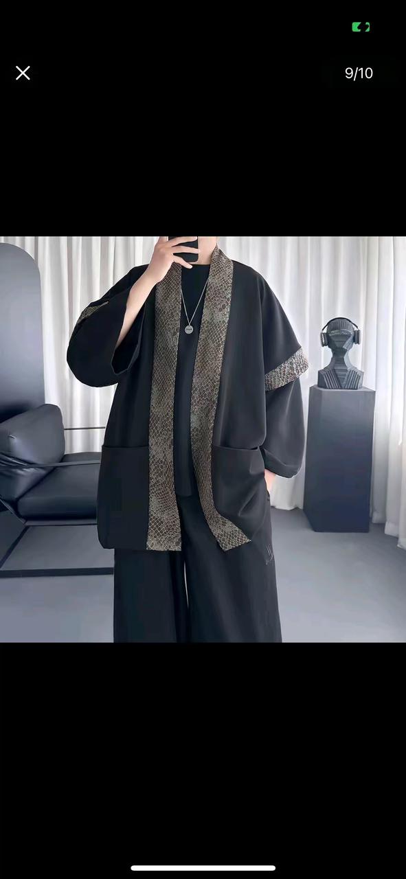 男装静物展示 AI 男装提示词 9 Qwen Image prompt example: 男装静物展示场景的 AI 男装图片提示词,适合男装店、小红书图文、电商主图和男士穿搭内容生成 9:16 竖版氛围图。