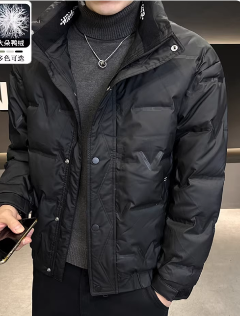 男装街拍 AI 男装提示词 99 Qwen Image prompt example variation 2: 男装街拍场景的 AI 男装图片提示词，适合男装店、小红书图文、电商主图和男士穿搭内容生成 9:16 竖版氛围图。
