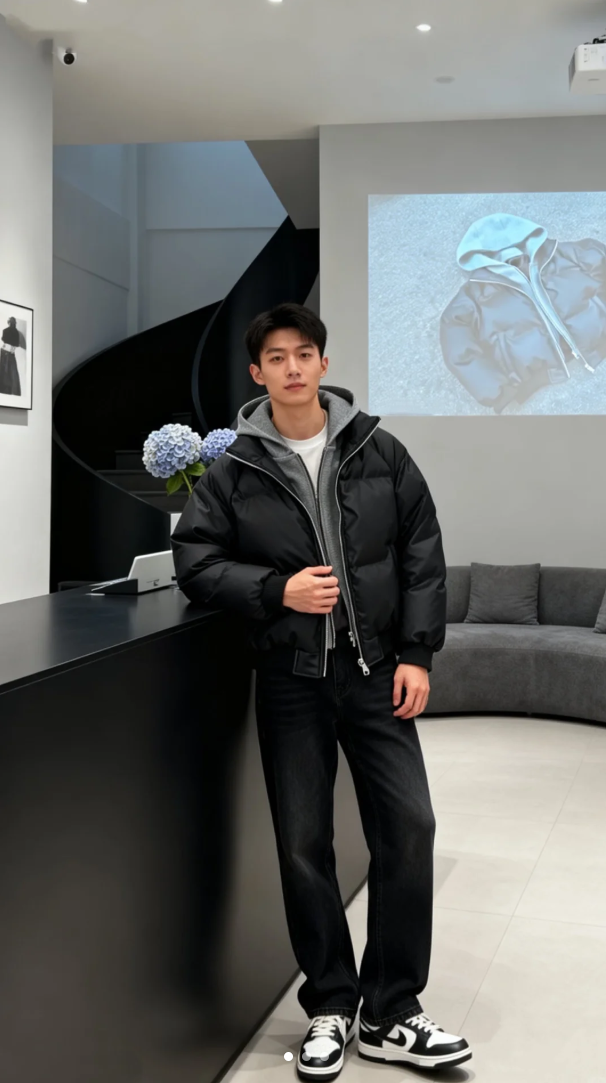 工装机能男装 AI 男装提示词 162 のQwen Imageプロンプト例: 工装机能男装场景的 AI 男装图片提示词,适合男装店、小红书图文、电商主图和男士穿搭内容生成 9:16 竖版氛围图。
