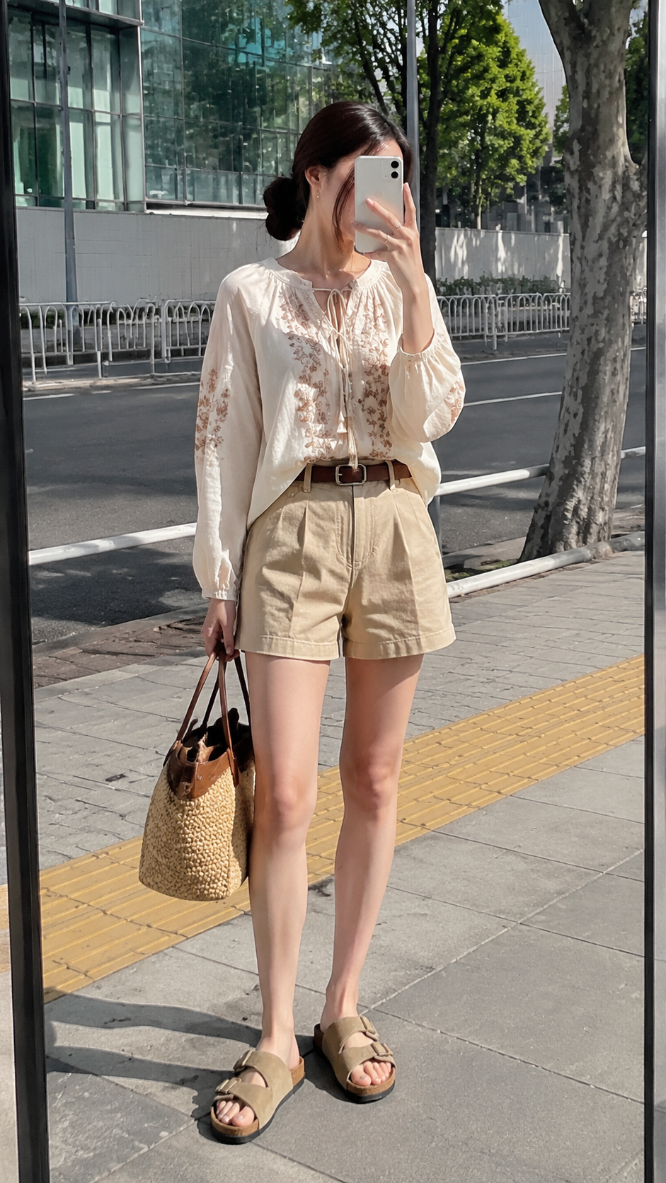 春日清新 AI 女装提示词 3 Qwen Image prompt example: 春日清新场景的 AI 女装图片提示词,适合女装店、小红书图文、电商主图和穿搭博主生成 9:16 竖版氛围图。