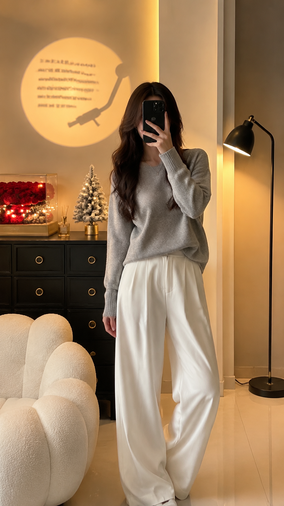 居家自拍写真 AI 女装提示词 Qwen Image prompt example: 居家自拍写真场景的 AI 女装图片提示词,适合女装店、小红书图文、电商主图和穿搭博主生成 9:16 竖版氛围图。