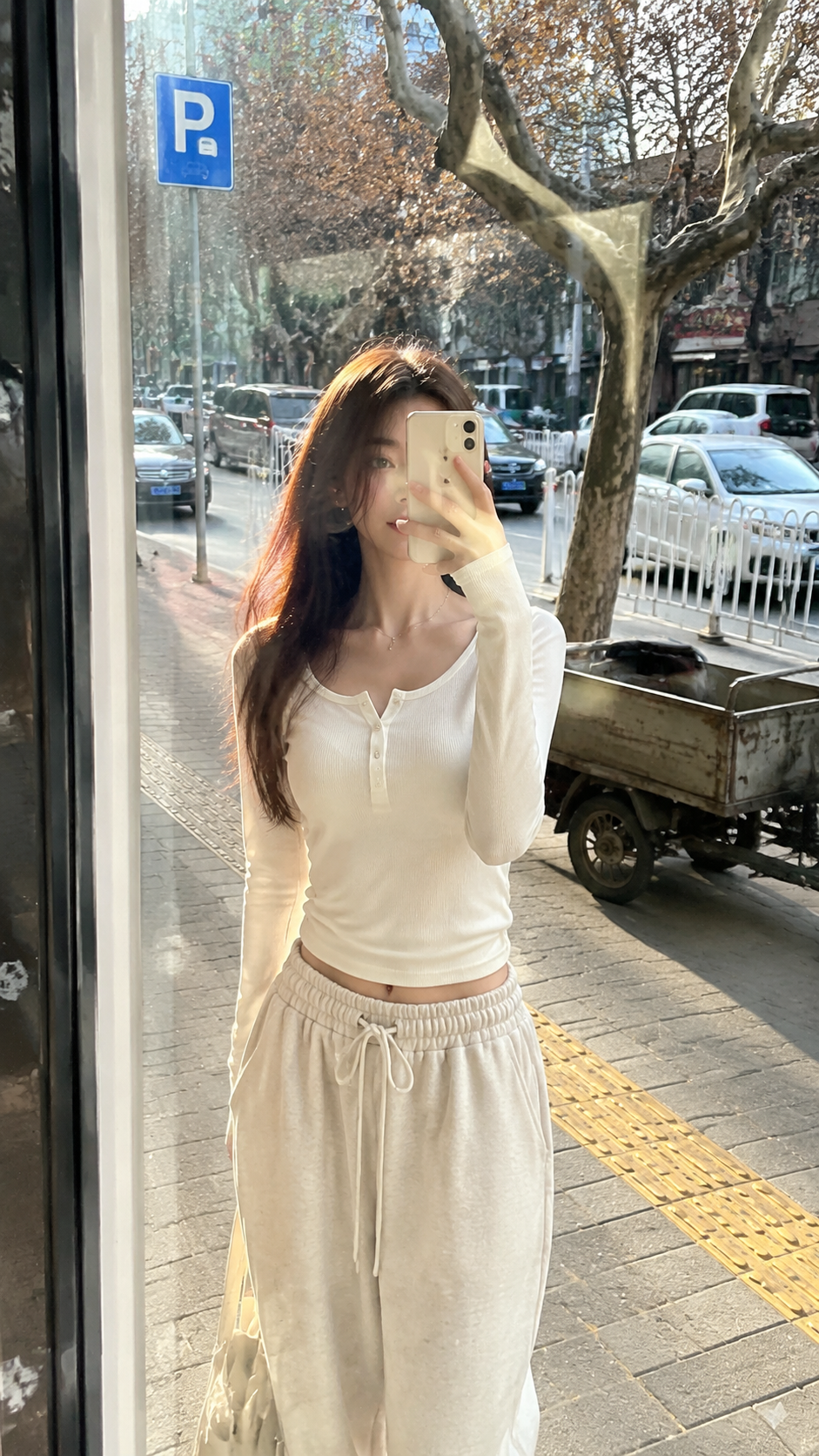街边玻璃自拍纪实 AI 女装提示词 Qwen Image prompt example: 街边玻璃自拍纪实场景的 AI 女装图片提示词,适合女装店、小红书图文、电商主图和穿搭博主生成 9:16 竖版氛围图。