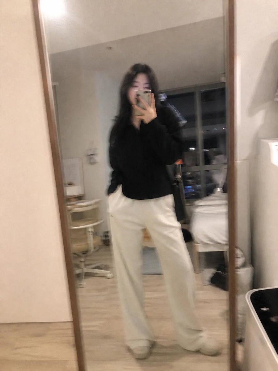 Accidental iPhone Snapshot Aesthetic Qwen Image 프롬프트 예시 변형 2: A prompt designed to mimic the raw, unpolished look of a casual iPhone photo, complete with motion blur and slight...
