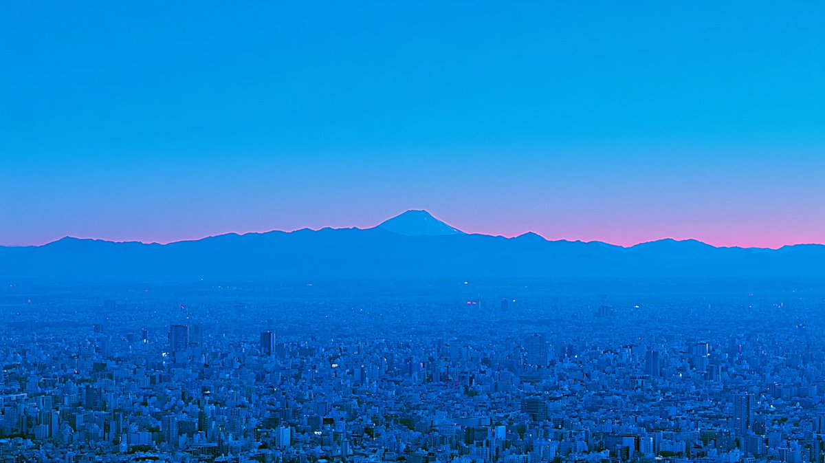 Blue Hour Tokyo Skyline with Mount Fuji のQwen Imageプロンプト例: Generates a serene cinematic cityscape with Mount Fuji on the horizon, ideal for travel, editorial, or atmospheric...