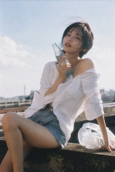 夏季天台胶片美学 GPT Image 2 prompt example variation 2: 一张带有 35mm 胶片美感的怀旧夏季天台肖像,呈现柔和的阳光与轻松惬意的氛围。