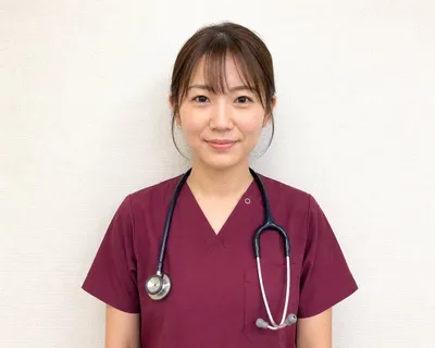 佩戴听诊器的护士肖像 のQwen Imageプロンプト例 バリエーション 2: 生成一张逼真的匿名医护人员肖像，适用于临床资料图像或医疗主题示例。