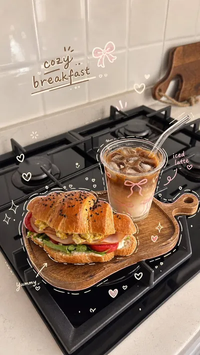 Cozy Hand-Drawn Food Doodle Qwen Image 프롬프트 예시 변형 2: Generates a cozy hand-drawn doodle illustration of a croissant and coffee, perfect for a soft aesthetic lifestyle post.