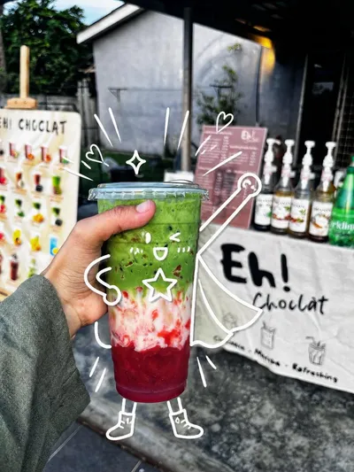 Cute Superhero Drink Doodle Photo Qwen Image 프롬프트 예시 변형 2: Generates a realistic handheld café drink photo enhanced with playful white doodles that turn the cup into a whimsical...