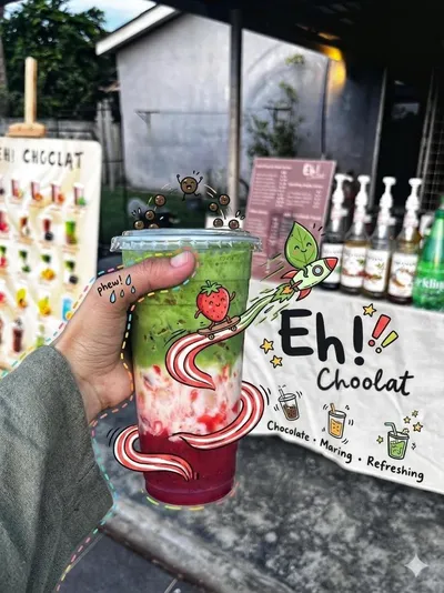 Doodled Strawberry Matcha Drink Photo 的 Qwen Image 提示词示例图 变化图 2：Generates a realistic handheld cafe drink photo enhanced with whimsical hand-drawn doodles for social media food...