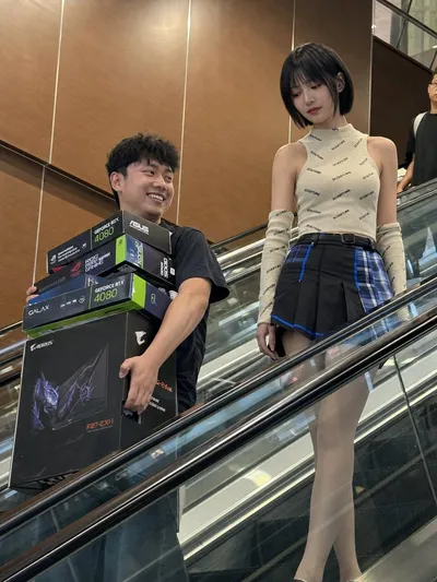 Candid Mall Shopping Snapshot Qwen Image 프롬프트 예시 변형 3: A realistic prompt for creating an imperfect, candid-style photo of two people on an escalator with electronics boxes,...