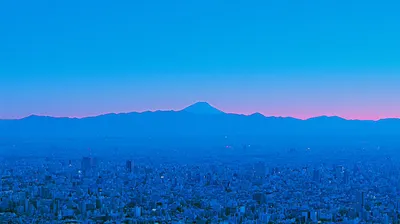 Blue Hour Tokyo Skyline with Mount Fuji のQwen Imageプロンプト例 バリエーション 2: Generates a serene cinematic cityscape with Mount Fuji on the horizon, ideal for travel, editorial, or...