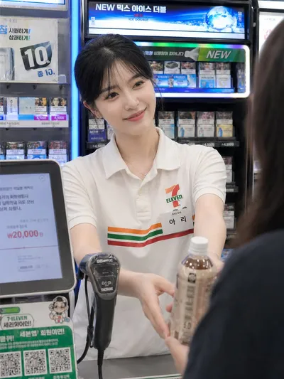Candid Convenience Store Checkout 的 Qwen Image 提示词示例图 变化图 2：Transforms a reference store-worker photo into a realistic candid checkout handoff scene for social media, ads, or...