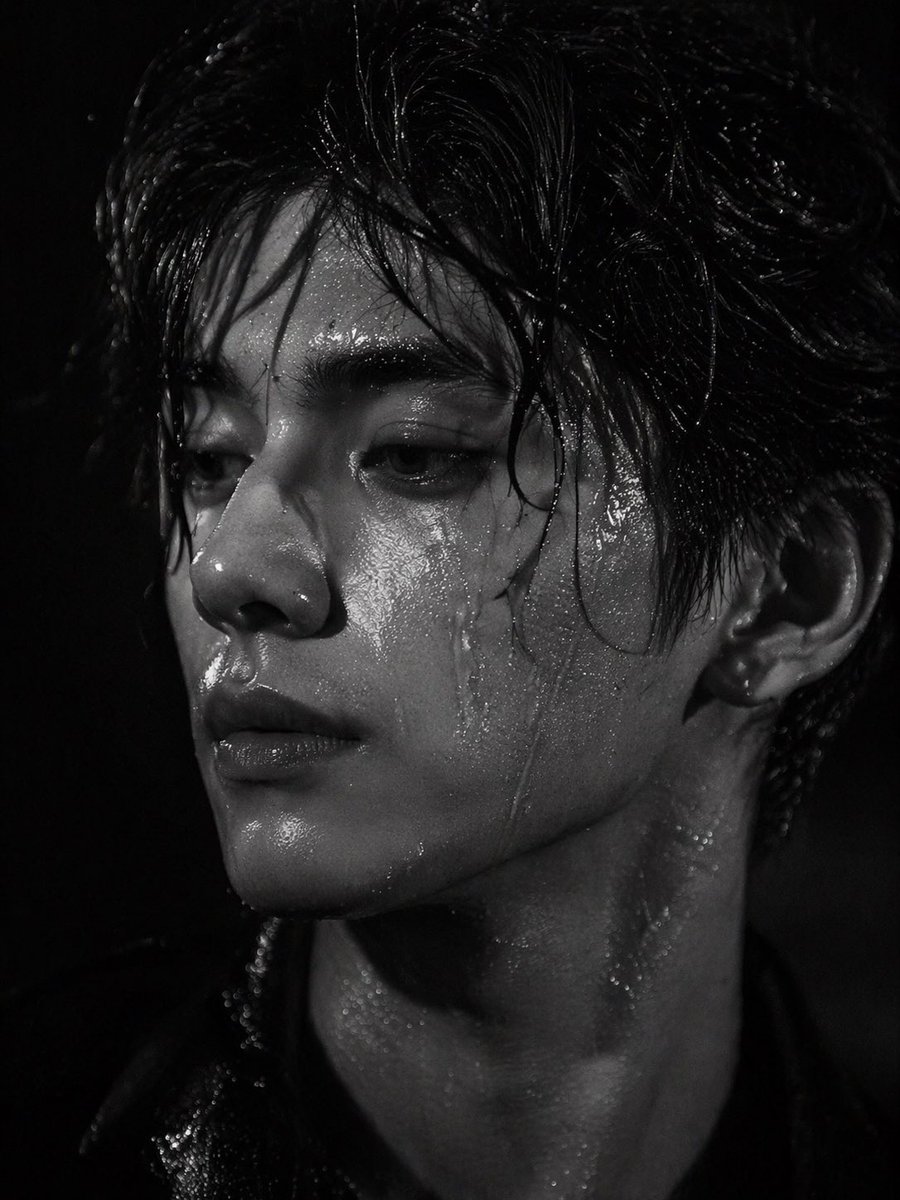 Dramatic Wet Portrait Photography Qwen Image 프롬프트 예시: Generates a highly realistic, high-contrast black and white portrait emphasizing wet skin textures and dramatic lighting.