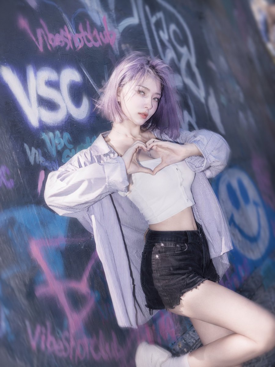 Urban Streetwear Portrait with Graffiti 的 GPT Image 2 提示词示例图:Generates a photorealistic portrait of a young woman posing against a graffiti wall in streetwear.