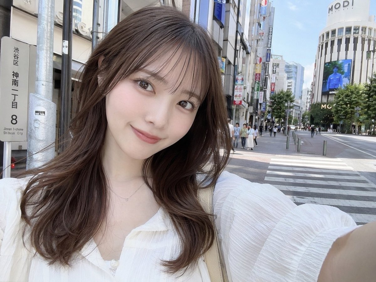 Photorealistic Shibuya Street Selfie Qwen Image 프롬프트 예시: Generates a photorealistic selfie of a young woman on a Japanese city street with customizable text on signs and buildings.