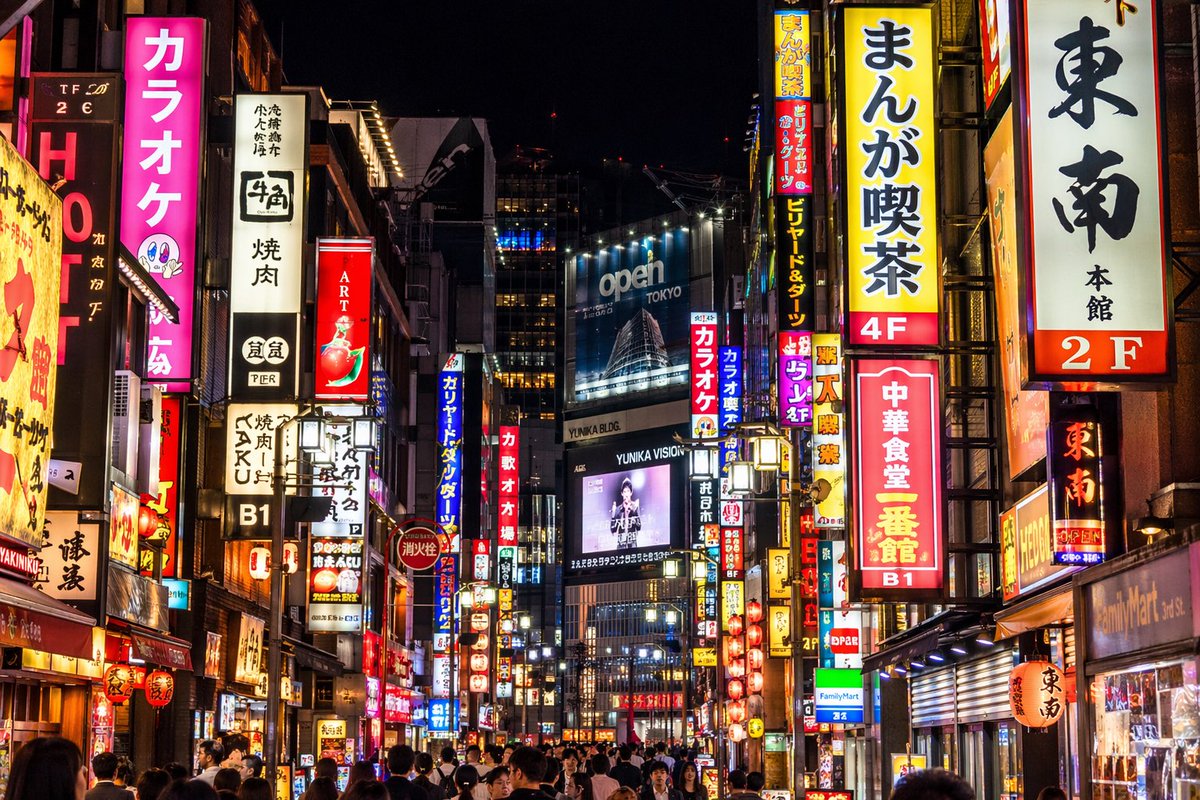 Photorealistic Neon Tokyo Street Scene Qwen Image 프롬프트 예시: Generates a highly detailed, photorealistic night view of a bustling Japanese city street with customizable neon signs...