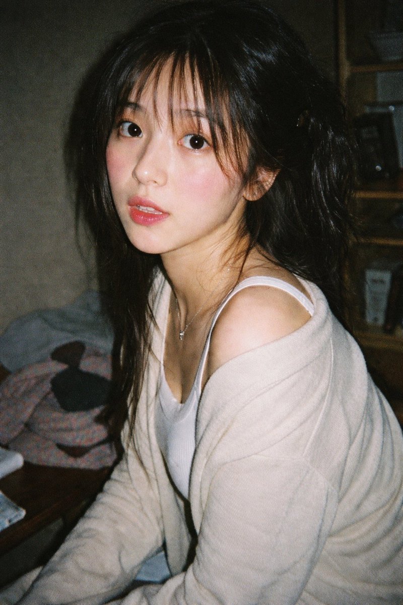 Vintage 35mm Flash Portrait 的 GPT Image 2 提示词示例图:Generates a highly realistic, candid portrait with a vintage film aesthetic and direct flash lighting.