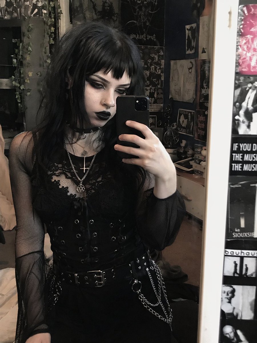 Goth Style Transformation のQwen Imageプロンプト例: Transforms a reference portrait into a heavy goth aesthetic by altering hair, makeup, and jewelry while preserving the original pose...