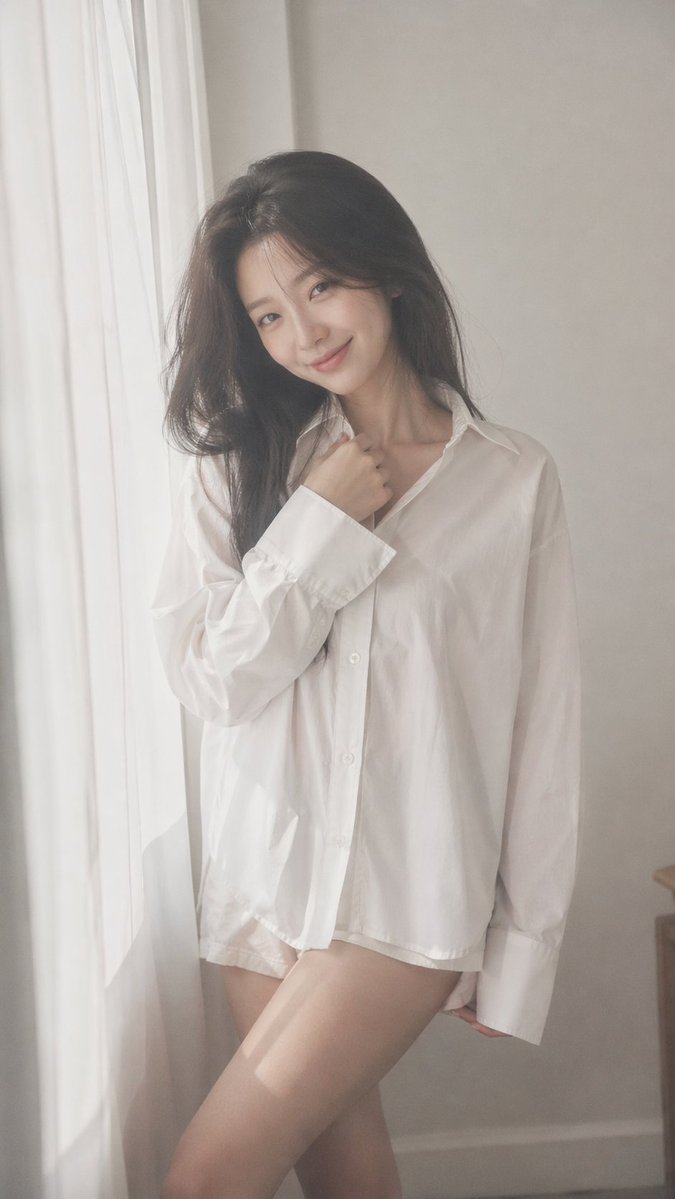 Korean Idol Dreamy Portrait のQwen Imageプロンプト例: A comprehensive prompt for a soft, dreamy Korean idol portrait using film-like filters, natural lighting, and specific fashion...