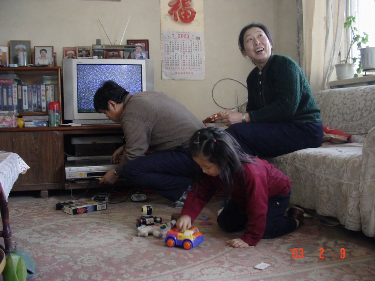 Nostalgic 2003 Family Apartment Photo Qwen Image 프롬프트 예시: A prompt for generating realistic, grainy, and slightly blurry indoor family photos mimicking the look of early 2000s...